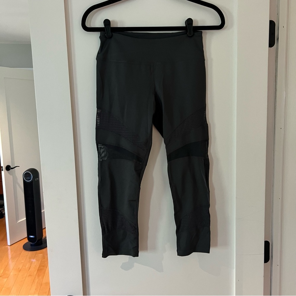 Grey cropped Zella Athletic Leggings with Mesh Panels NWOT